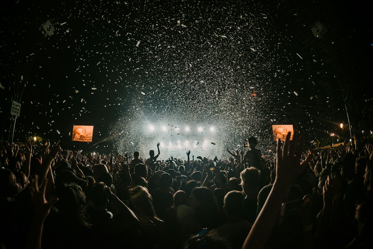 Folla e coriandoli sotto il palco di un festival